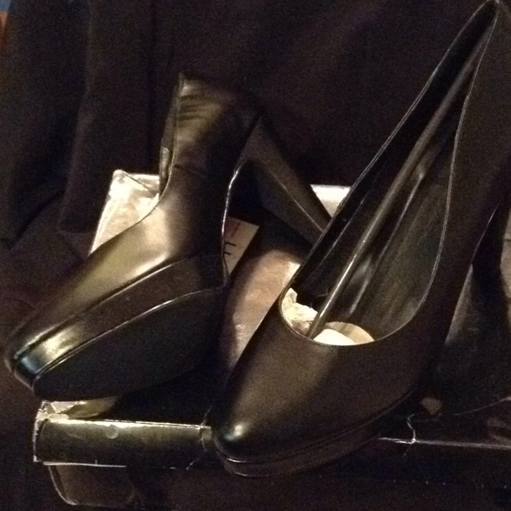 NEW/BLACK PLATFORM PUMPS 11-B LEATHER UPPERS